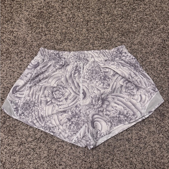 Lululemon “Hotty Hot” Shorts Size 10 - Picture 2 of 4